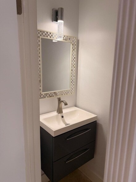 Building Photo - 797 S Riverside Dr