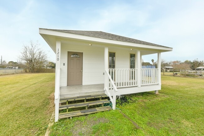 Building Photo - 1210 Airline N