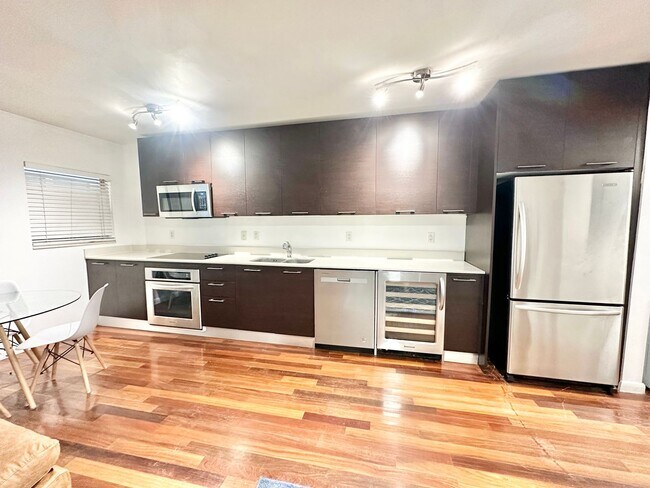 Building Photo - Tastefully furnished 1bed/1bath in the hea...