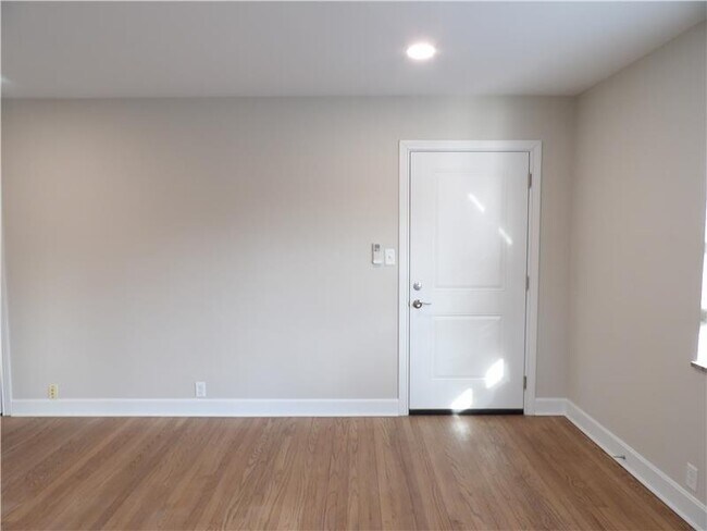 Building Photo - 215 S Ft Thomas Ave