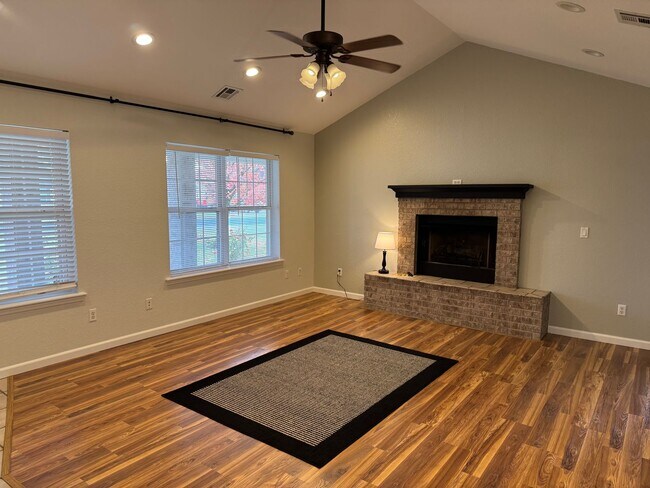 Building Photo - Immaculate home in Gentry close to schools