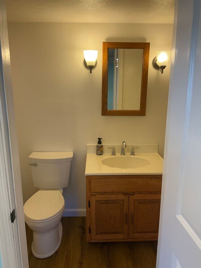 Building Photo - Spacious 3bed 3 bath Split-Level in Bethel Park – Updated Interiors & Private Backyard Oasis