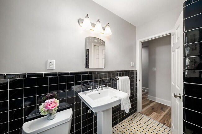 Building Photo - Move in before December 31st and get $100 OFF your rent for the first 3 months — PLUS a $250 Amaz...