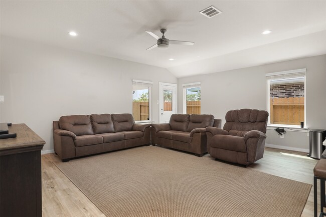 Building Photo - 2612 Golden Palms Ln