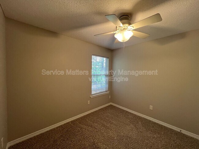 Building Photo - 5959 Sleepy Hollow Ct