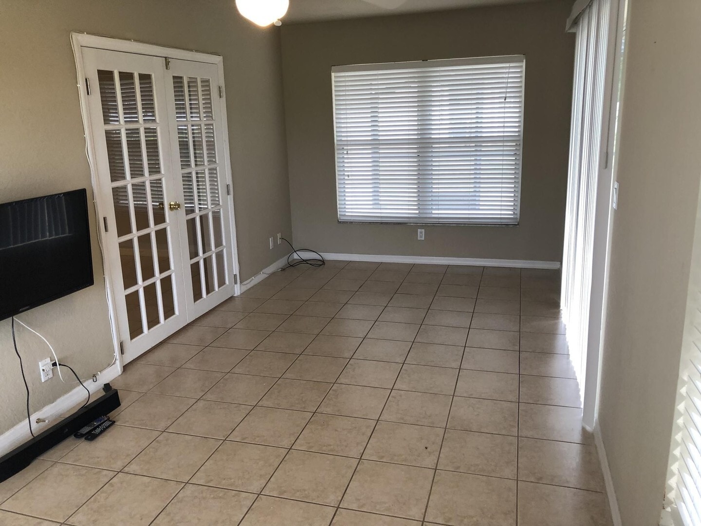 Building Photo - 3 bedroom 2 bathroom single family home