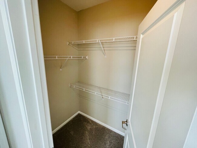 Building Photo - 4BD/4.5BA in ROWANDALE!