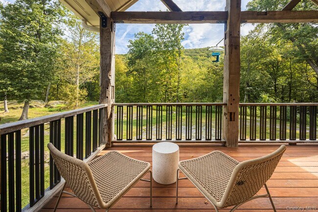 Building Photo - 121 Quaker Hill Rd