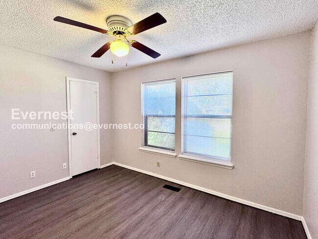 Building Photo - 3 Bed, 2 Bath Home with Garage / Pet-Friendly / Available Now!