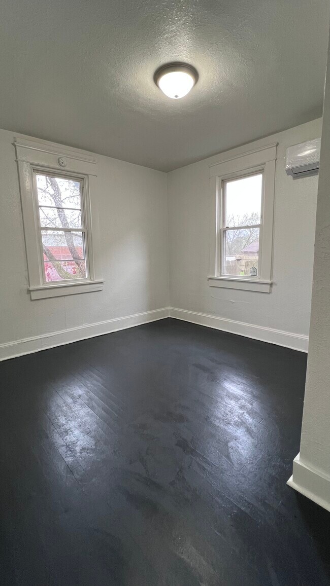 Building Photo - 1707 Holladay St