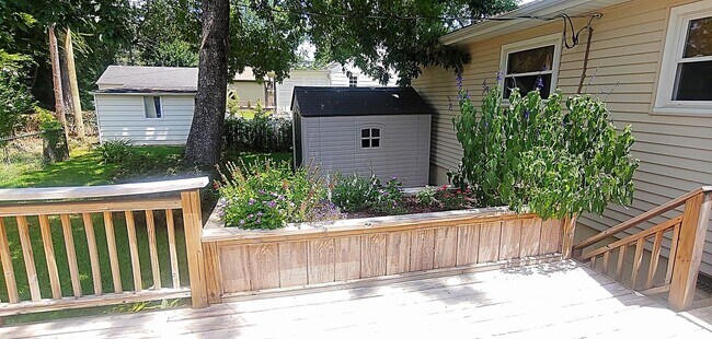 Building Photo - 3 BR, 2 Bath Home Available in Homewood