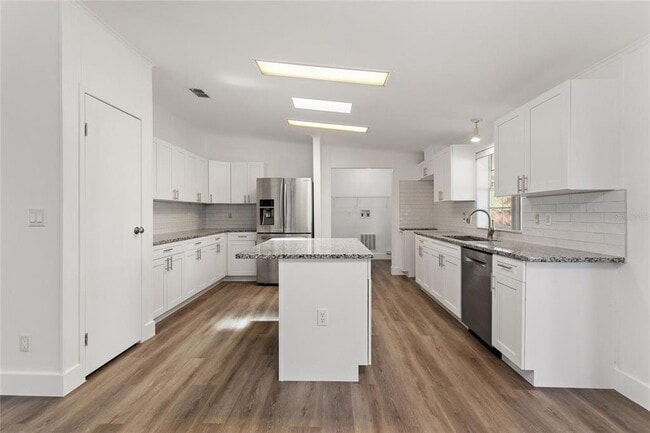 Building Photo - 486 Lindsey Dr