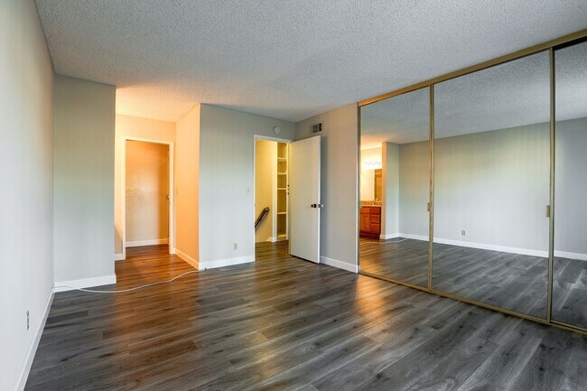 Building Photo - End Unit 2 Bed, 2 Bath Townhouse with Atta...