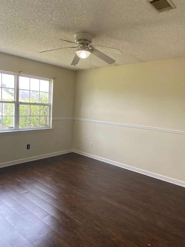 Building Photo - 854 Lyndsi Ln