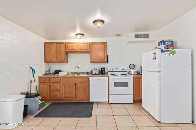 Building Photo - 7455 E Desert Spring Dr