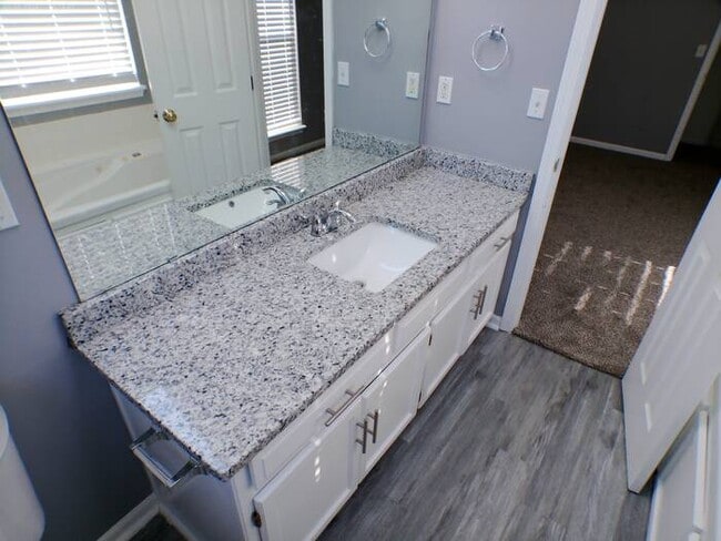 Building Photo - Amazing 4 bedrooms and 2.5 baths raised ranch located in High Ridge Manor on N Winchester Ave in ...