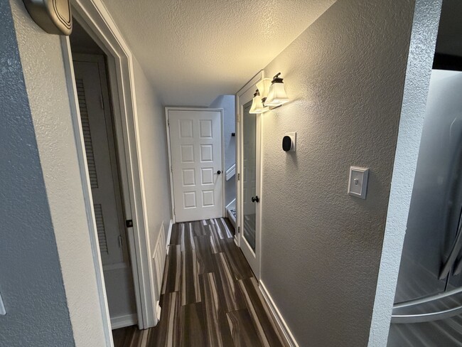 Building Photo - 1800 Club House Dr