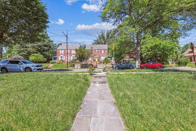 Building Photo - 2612 33rd St SE