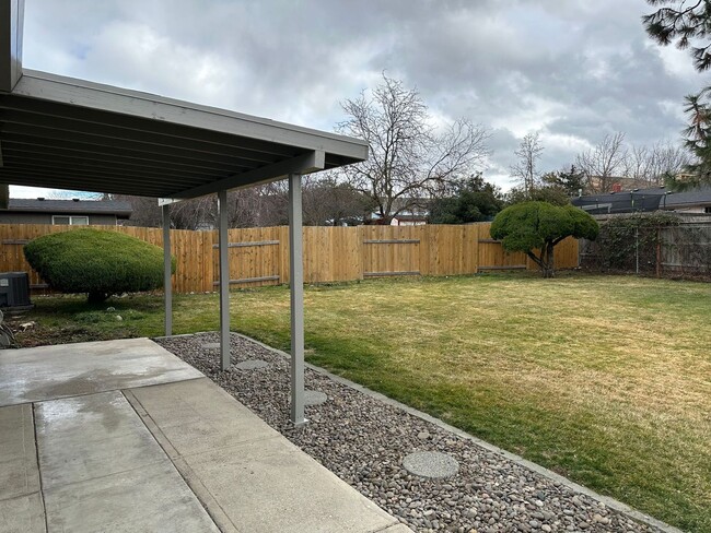 Building Photo - East Medford Three Bedroom for Rent!