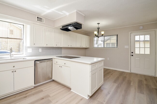 Building Photo - 16015 Southampton Dr