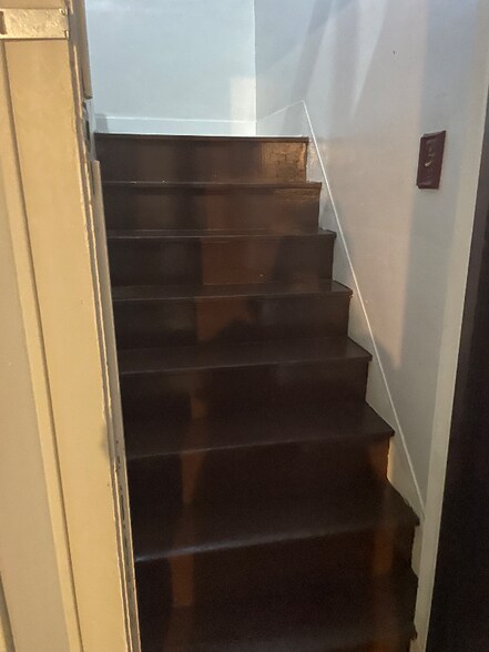 Building Photo - 620 Lincoln Way W