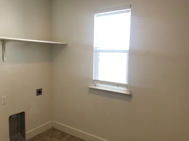 Building Photo - Now Available – 4 Bedroom Home with Loft i...