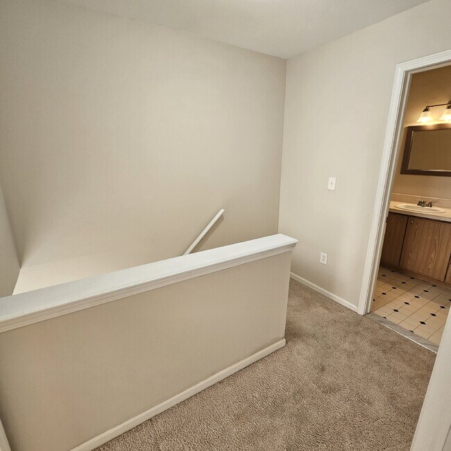 Building Photo - 2-bedroom, 1.5 bath that features two bedr...