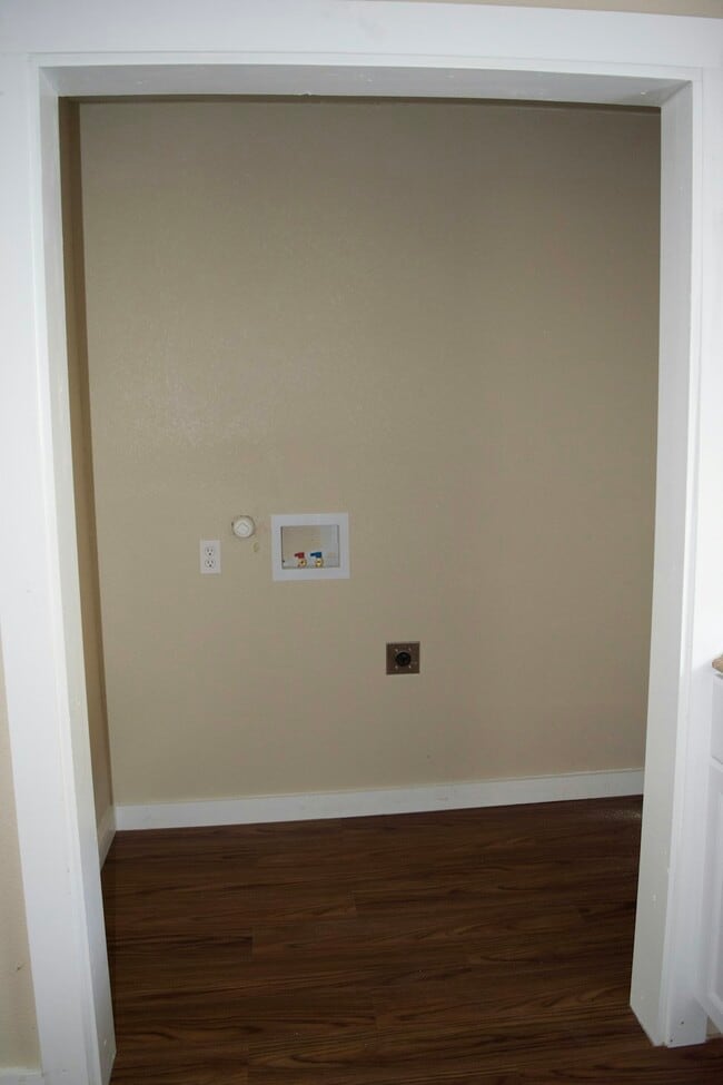 Building Photo - 521 S Polaris