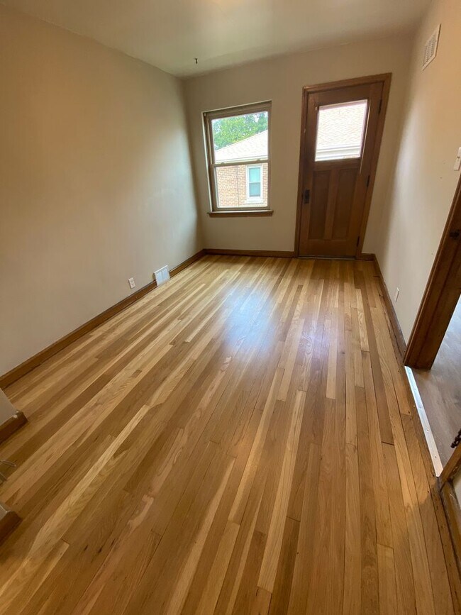 Building Photo - Comfortable 2-Bedroom Wauwatosa Apartment