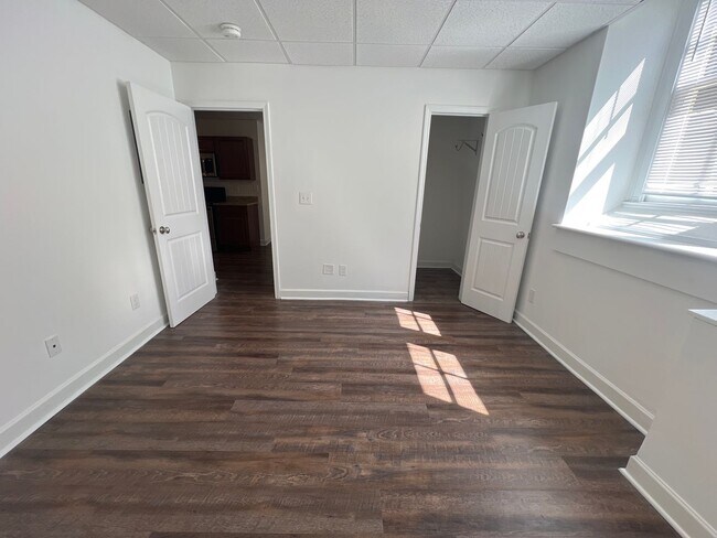 Building Photo - One bedroom apartment just steps away from...