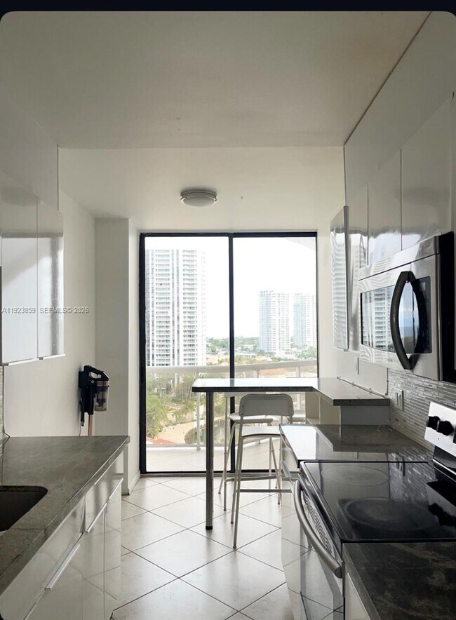 Building Photo - 3610 Yacht Club Dr