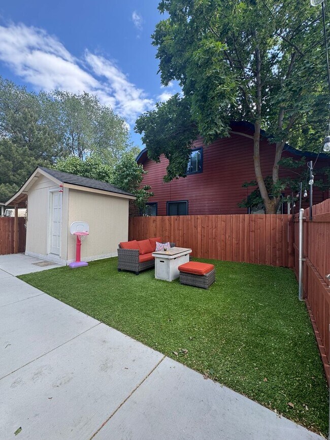 Building Photo - Updated 3 Bed/ 2 Bath Rental