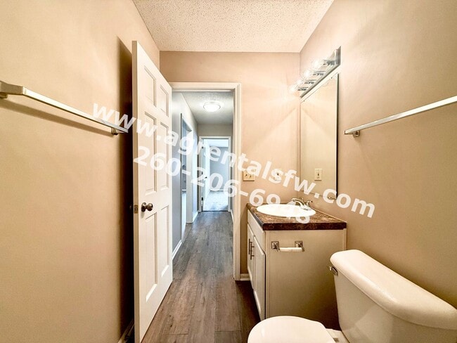 Building Photo - 2 Bedroom Property