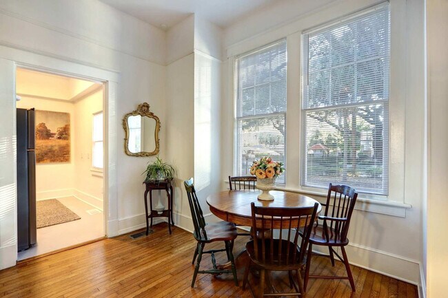 Building Photo - 306 E Victory Dr