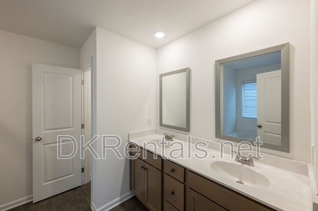 Building Photo - 182 Parkwood Dr