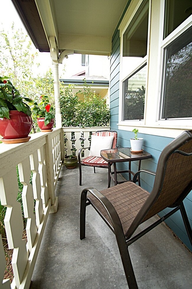 Building Photo - Stylish home in Central Park