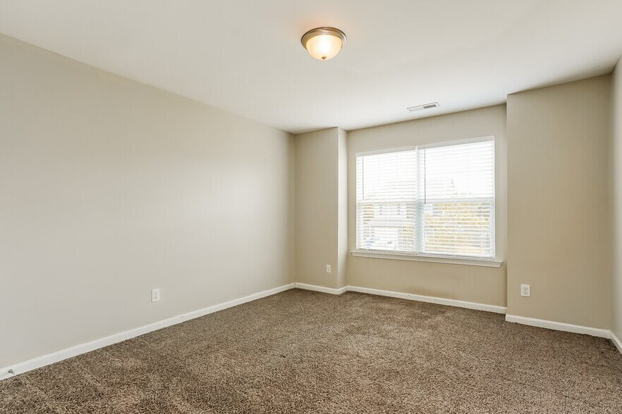 Building Photo - 636 Smith Ridge Way