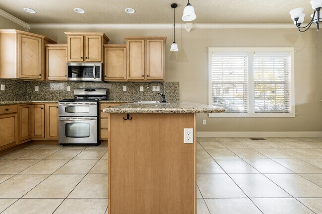 Building Photo - 994 E Winding Creek Dr