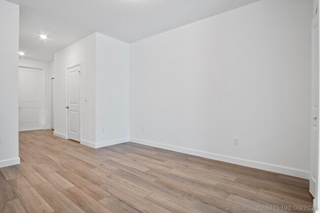Building Photo - 381 SE Crossoak Ln
