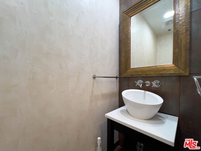 Building Photo - 935 Westbourne Dr