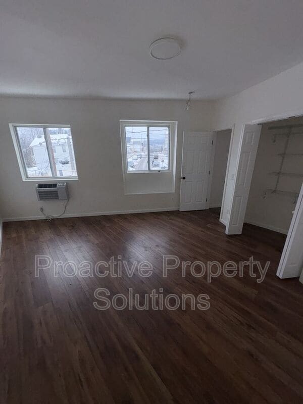 Building Photo - 730 N Main St