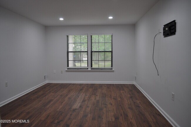 Building Photo - 704 Violet Ln