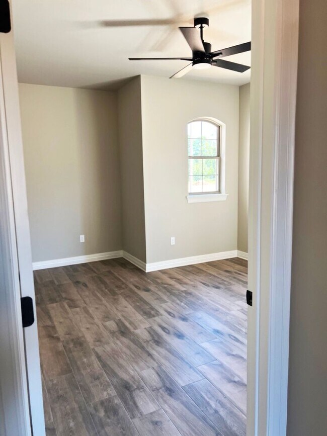 Building Photo - 1151 Green Wood Cir