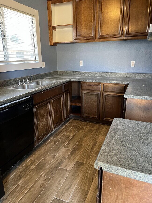 Building Photo - Updated 2BR/1BA | Private Patio | Great Lo...