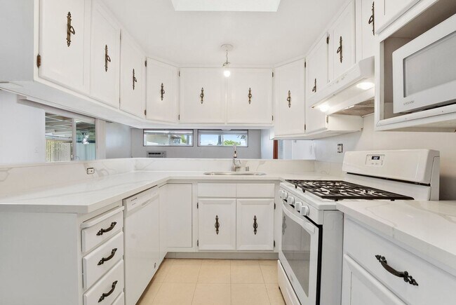 Building Photo - Large 3 Bedroom 2 Bathroom House in La Mesa!