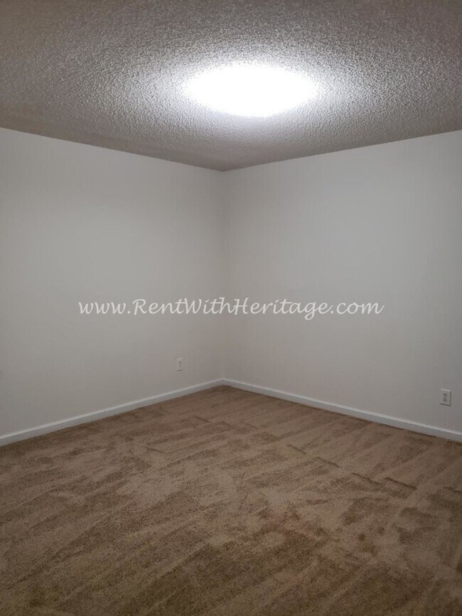 Building Photo - Gorgeous Brick Home with Golf Course / Lak...