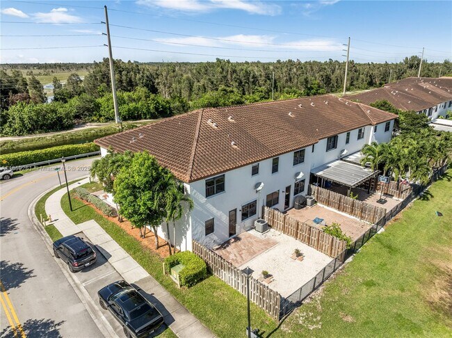 Building Photo - 16620 SW 42nd Terrace