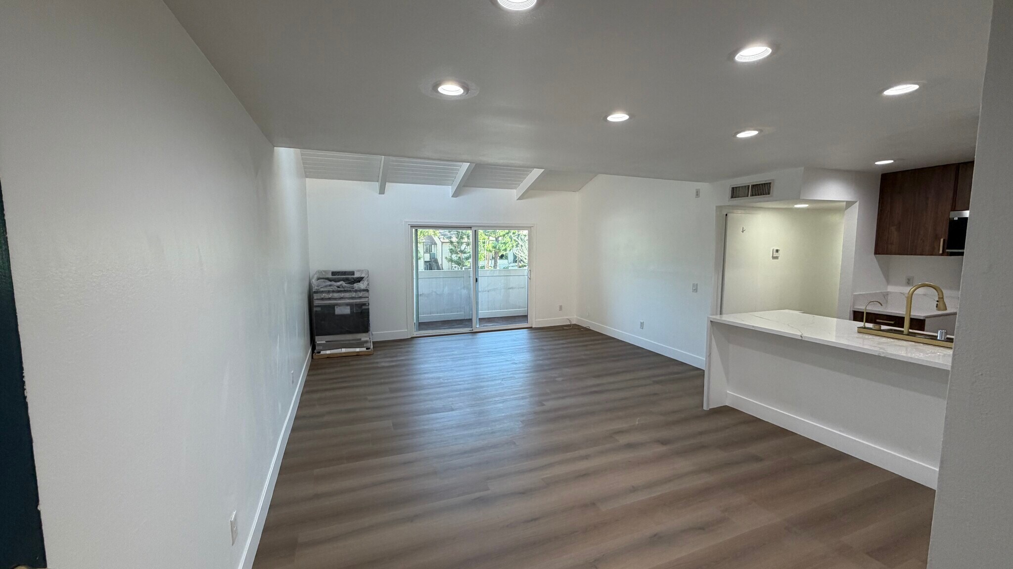 Building Photo - 10331 Lindley Ave