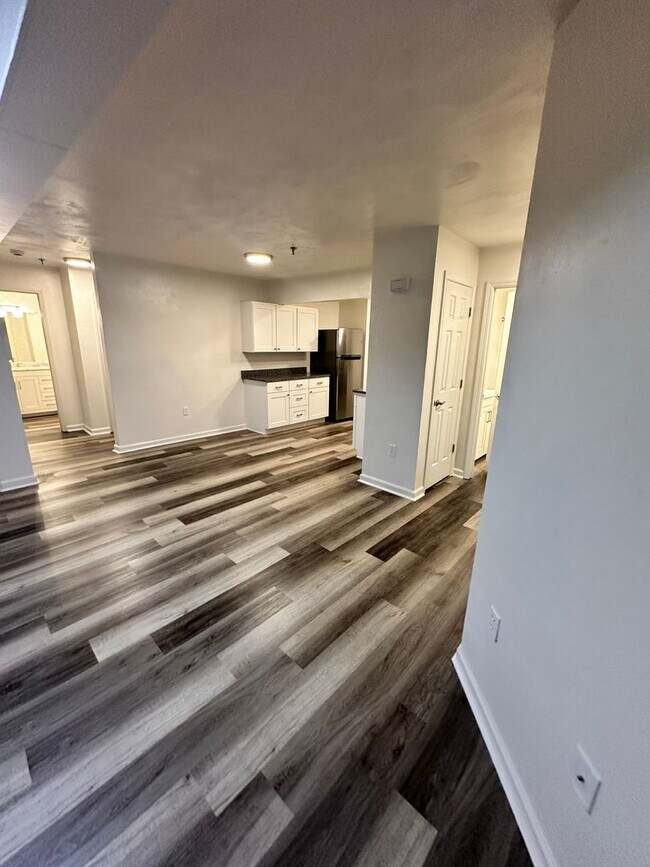 Building Photo - 1 Bedroom Available Collegiate Court  (SUB...