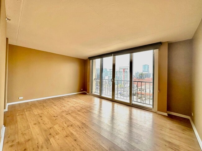 Building Photo - Stunning 2BD/2BA Condo in Downtown! With Parking and Washer/Dryer!